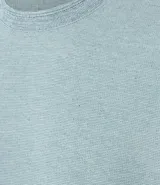 Remera celeste de corte recto, cuello redondo y mangas cortas.