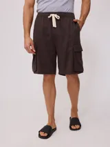 Short color beige con bolsillos cargo laterales, cintura elástica con cordón ajustable.