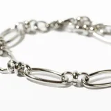 Pulsera plateada con eslabones ovalados unidos por eslabones redondos más pequeños.