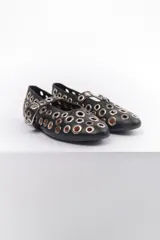 Ballerinas plateadas con múltiples ojalillos y tira con hebilla.