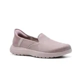 Zapatillas Skechers Hands Free Slip-ins On-the-GO Flex Captivating color lila, sin cordones, con capellada de cuero vegano, plantilla Skechers Air-Cooled Memory Foam y entresuela ligera con amortiguación ULTRA GO.