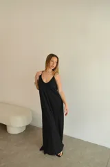 Vestido largo marrón, de tirantes finos y escote en V, con aberturas laterales en la falda.