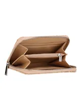 Monedero Terrano color beige con textura símil piel de cocodrilo, cierre con cremallera y aplique metálico con el logo de la marca.
