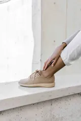 Zapatillas blancas de lana merino, diseño minimalista y atemporal, sin género y para todas las edades. Capellada y forro de lana merino, suela de EVA.