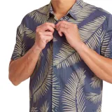 Camisa de manga corta azul con estampado de hojas color crema.