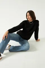 Sweater de punto suave color salmón, con cuello redondo y hombros caídos para un fit relajado.