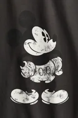 Remera negra de algodón con estampado de Mickey Mouse en el centro.