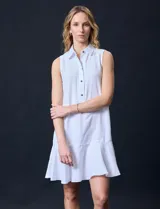 Vestido corto blanco de gasa, sin mangas, con cuello camisero, abertura central con botones y terminación de ruedo con volado.