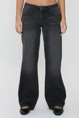 Jean de tiro bajo color gris oscuro, de pierna ancha y corte ajustado en las caderas.