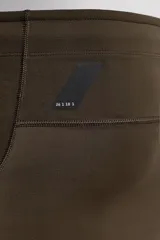 Mallas cortas de entrenamiento negras confeccionadas en tejido técnico y elástico en cuatro direcciones. Cuentan con cintura elástica ajustable con cordón interior, bolsillos laterales de fácil acceso y logo estampado en la espalda.