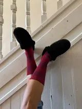 Pantuflas marrones con interior de corderito color crema.