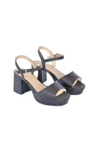 Sandalias de cuero negras con plataforma y taco ancho.