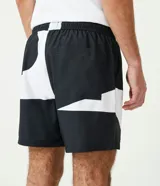 Bermuda tipo boardshort con cinturilla elástica, cordón de ajuste y estampado color block en blanco y negro.