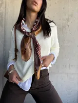 Sweater color natural de tejido de punto con cuello redondo y mangas largas. Corte clásico y textura suave.