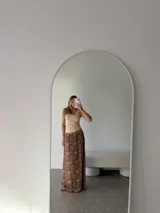 Pollera larga de algodón y viscosa, con estampado animal print en tonos marrones y beige, y cintura elástica.