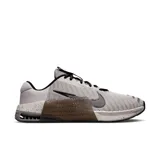 Zapatillas de entrenamiento para hombre, con diseño en color negro y detalles en gris.