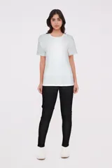 Remera celeste de algodón, de corte holgado, manga corta y cuello redondo.