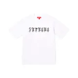 Camiseta blanca de algodón con logo de la marca en el cuello y estampado frontal con el nombre de la marca en tipografía gótica multicolor.