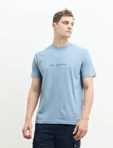 Remera azul marino de algodón con cuello redondo y estampado frontal con la frase "All you need" en color celeste.