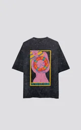 Remera negra con efecto nevado, corte oversize, mangas cortas y cuello redondo. Estampado en la espalda con diseño de una figura femenina y la frase 'Chill Bitch Trust Karma - The Wheel of Fortune'.