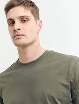 Remera de manga corta color petróleo, de corte recto y cuello redondo.