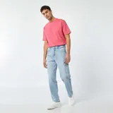 Remera rosa de corte recto y mangas cortas.