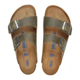 Sandalias Birkenstock Arizona con plantilla suave, confeccionadas en cuero aceitado color verde oliva, con dos correas ajustables con hebillas metálicas.