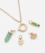 Collar corto dorado con cierre de aro y cuatro dijes colgantes: mano de Fátima, dije con piedras verdes, cristal facetado verde agua y dije con forma abstracta.