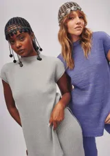 Casquete tejido a mano en croché tipo rejilla en motivos florales multicolor.