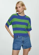Jersey de punto fino con cuello redondo y mangas cortas a rayas horizontales azules y verdes.