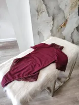 Body entallado de lycra color bordo con detalles en microtul y encaje. Con cuello alto y espalda descubierta.