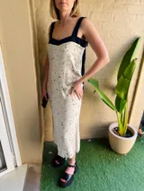 Vestido midi con estampado abstracto en tonos beige, blanco y marrón, con escote cuadrado y tajo lateral.