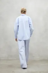 Pantalón celeste de corte ancho, cintura alta y pinzas delanteras.