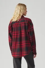Camisa de franela a cuadros rojos y negros, de corte oversize y manga larga.