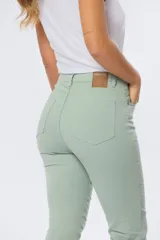 Pantalón de gabardina color verde claro, con corte recto, tiro medio, cinco bolsillos y spandex.