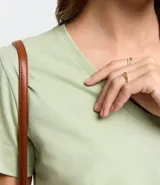 Remera básica de media malla color rosa, con escote en V y mangas cortas.