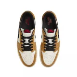 Championes Air Jordan 1 Low OG color marrón y blanco con detalles en negro.