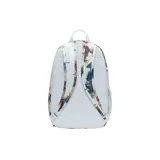Mochila Nike Elemental con estampado abstracto en tonos beige, marrón y rojo. Logo de Nike en azul. Incluye un compartimento principal con cierre, un bolsillo frontal con cierre, un bolsillo lateral de malla y un estuche desmontable para lápices.