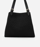 Bolso hobo grande color negro con textura jacquard en forma de triángulos. Tiene cierre con botón a presión, correa de mano con hebilla, separadores internos con cremallera y logo triangular dorado en el frente.