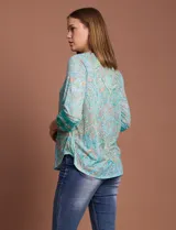 Blusa estampada marca Ruby Rd, de cuello redondo con escote en V y aplique metálico. Mangas 3/4 con aplique de crochet.