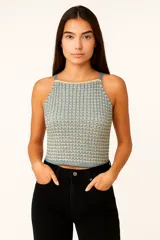 Musculosa cropped de acrílico calado, con breteles finos y cuello recto.