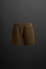 Bermuda jogger negra confeccionada en tejido de algodón con interior de rizo, cintura elástica ajustable con cordón y bolsillos laterales.