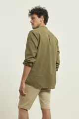 Camisa amarilla de lino con cuello mao y manga larga.