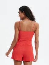 Musculosa negra con breteles finos y escote cuadrado.