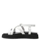 Sandalias blancas con tiras finas cruzadas y suela track color negro.