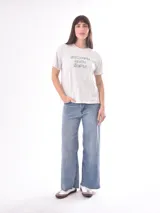 Remera rosa con estampado de labios rojos y texto con tipografía retro.