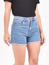 Short de jean de tiro alto, color celeste, con bolsillos delanteros y traseros, y terminación desflecada.