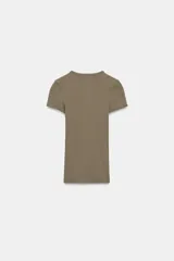 Camiseta de manga corta color marrón, con cuello redondo y corte slim fit.