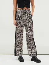 Pantalón de tiro alto con estampado animal print y corte palazzo. Presenta cintura elastizada con cordón ajustable y detalle de franja lateral negra.