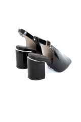Zapato de charol negro con escote en el empeine y tacón cuadrado.